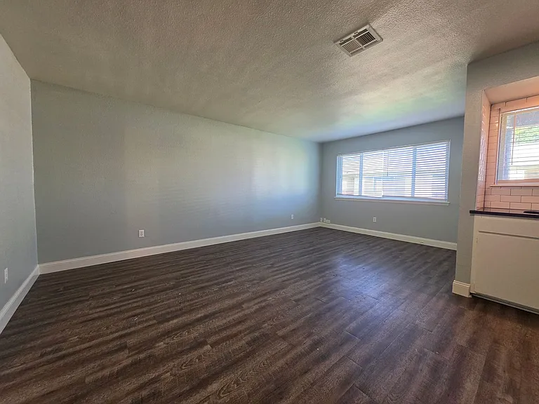 1115 E Parker St — Photo 8