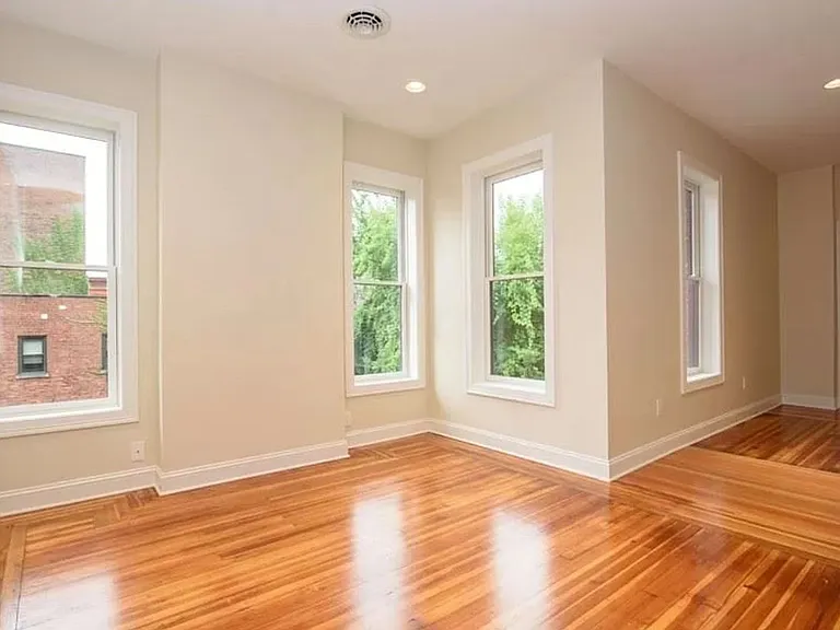 Stylish 1-Bedroom Apartment with Modern Upgrades in Cohoes — Photo 10