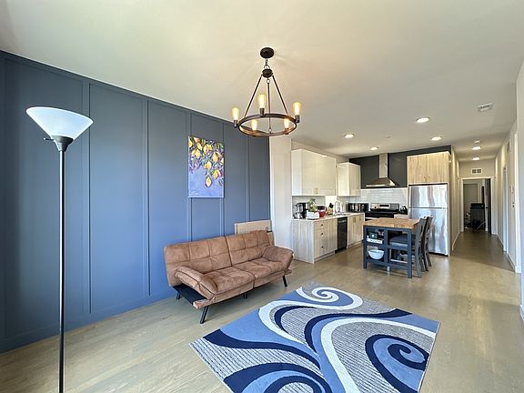 4th image of 908 N California Ave #3N