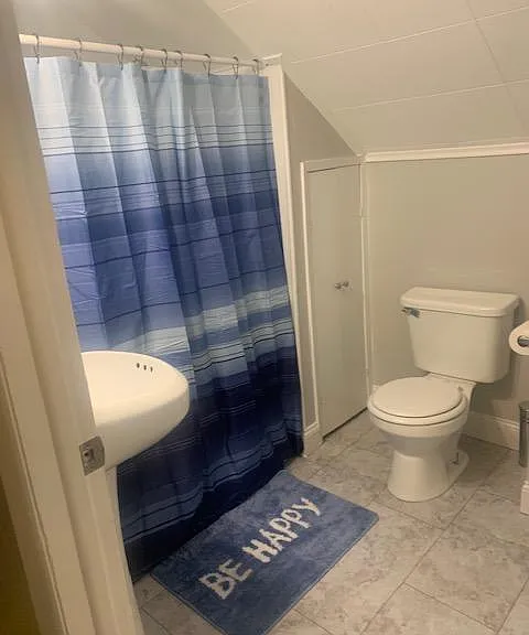 2nd Floor Full Bathroom with tub/shower unit