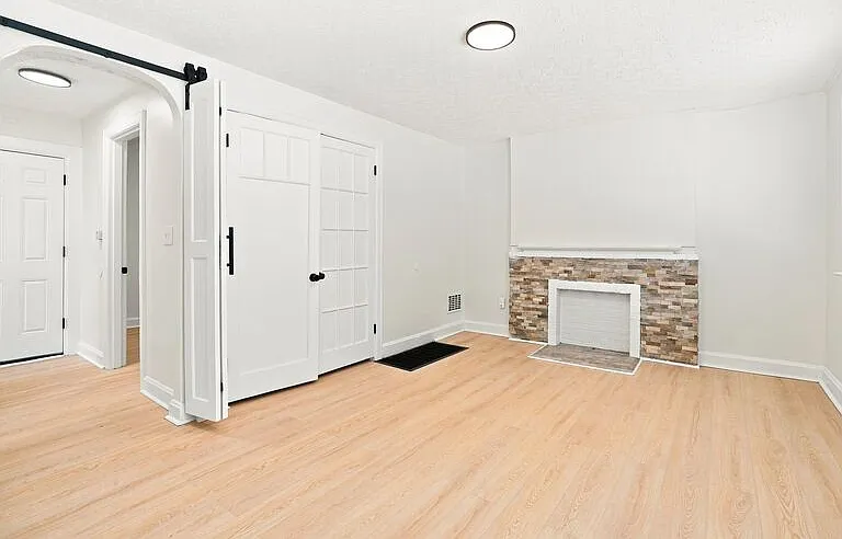 397 Catherine St #2 — Photo 4