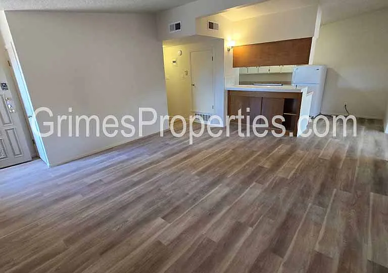 2632 Dakota St NE #7 — Photo 4