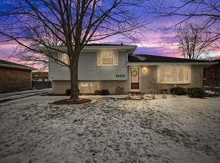 1442 Summit Dr, Lockport, IL 60441