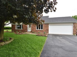 813 Spruce Ln, Batavia, IL 60510