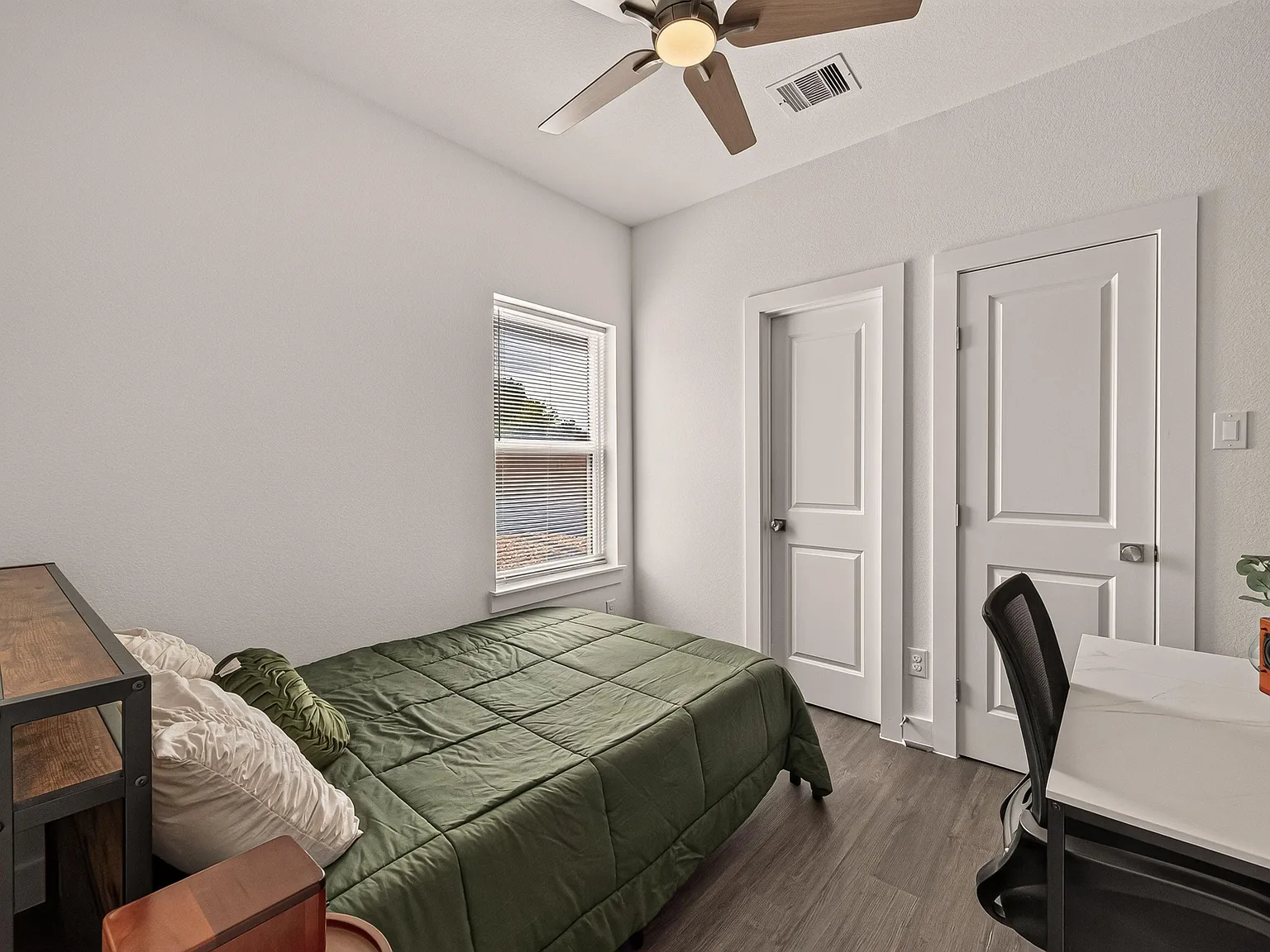 4 bed, 10.0 bath, 2414 sqft, $1,118 — Photo 3