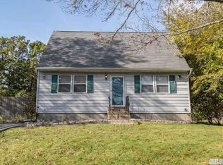 46 Strafford St, Mastic, NY 11950