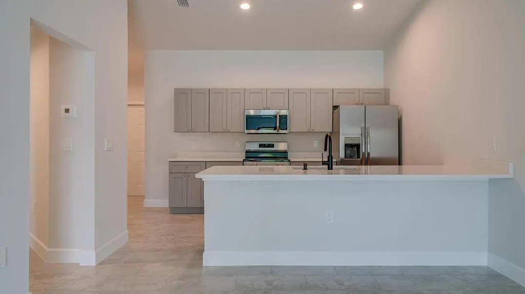 4606 SW 8th Ct — Photo 3
