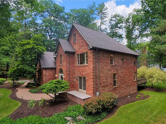 2nd image of 10 Linden Ln