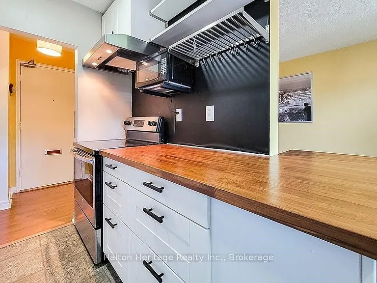 81 Charlton Ave E #905 — Photo 15