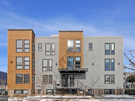 2nd image of 700 16th St NE Unit 2