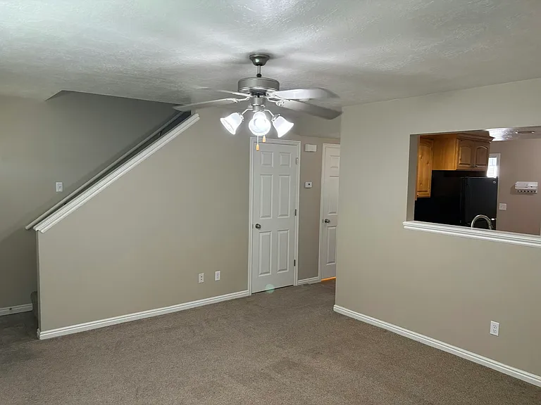 586 Legacy Ln — Photo 2