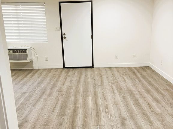 5th image of 4906 Rosewood Ave #102