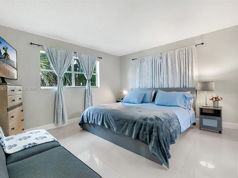 1001 NW 45th St #6 — Photo 14