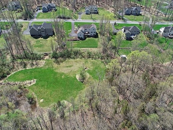 3rd image of 12 Fawn Hollow Dr