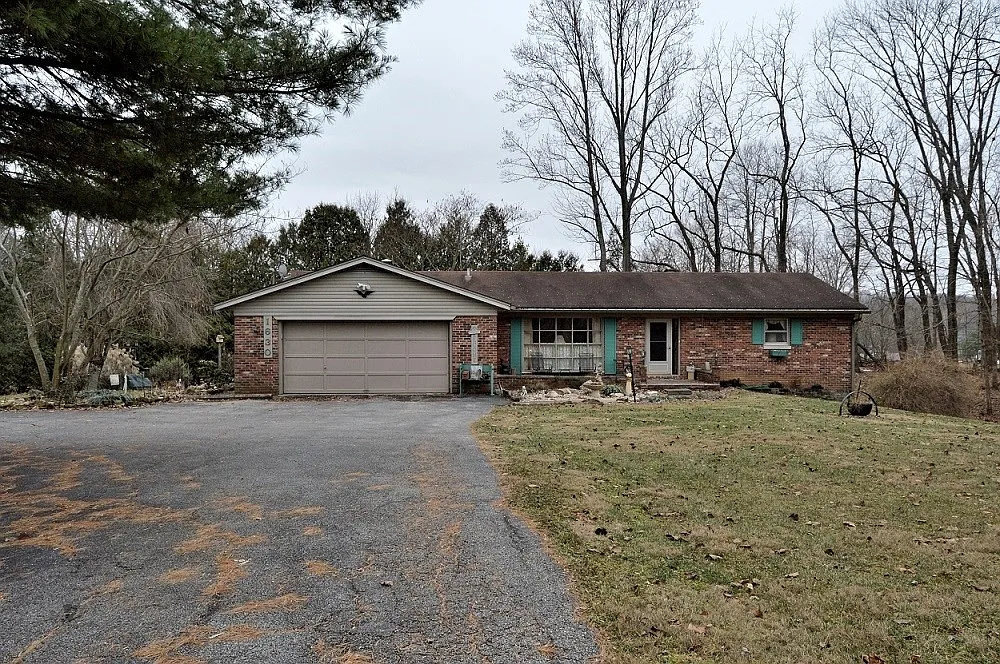 1630 E Moffett Ln photo 1