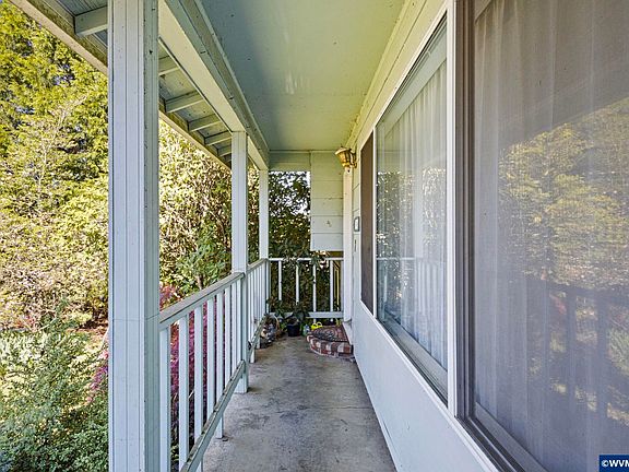 3rd image of 390 NW Conifer Blvd