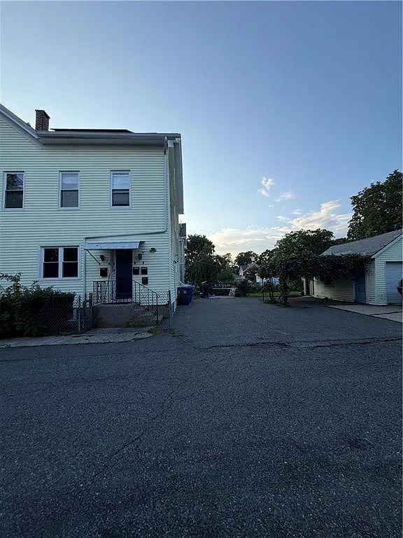 3 bed, 1150 sqft, $2,000 — Photo 3