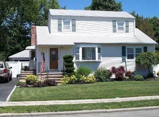 25 Mohawk Dr, North Babylon, NY 11703