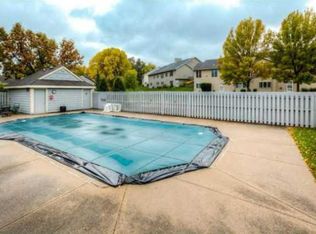 2517 Pine Cir, Urbandale, IA 50322