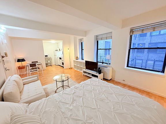 5th image of 150 W 51st St APT 1622