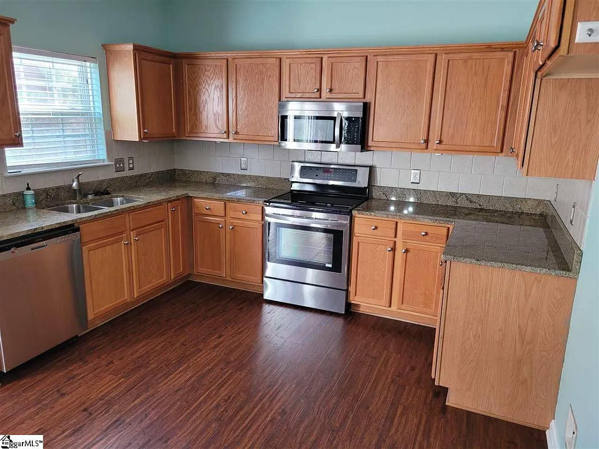 4 bed, 2.5 bath, $1,895 — Photo 3