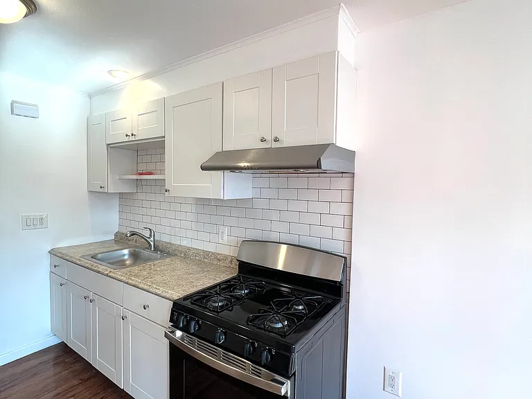 2032 W 4th St #2 — Photo 6
