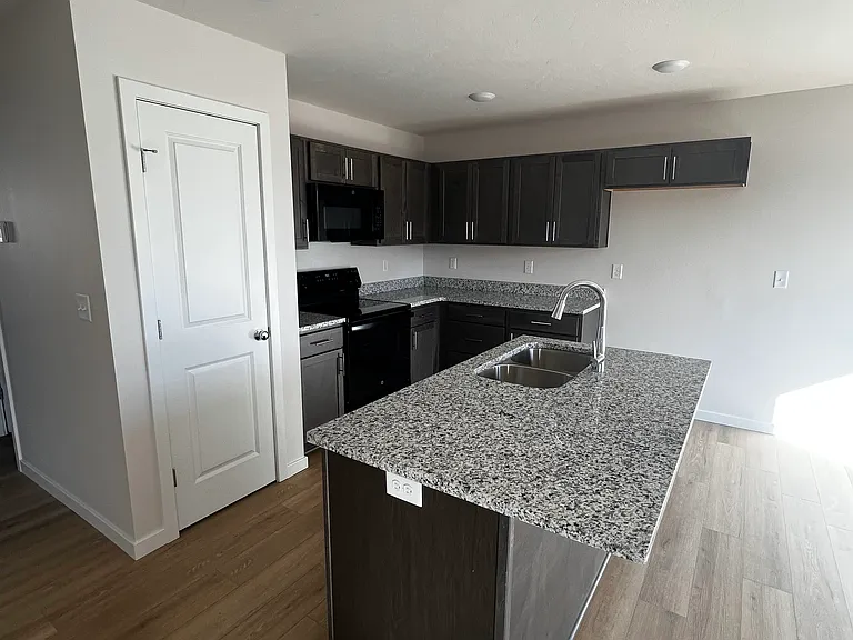 2436 E Spaniel St — Photo 5