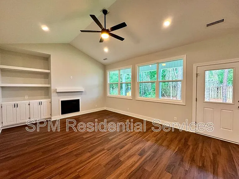 1121 Echo Dr NE — Photo 4
