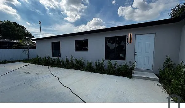 3 bed, 1350 sqft, $3,100 — Photo 2