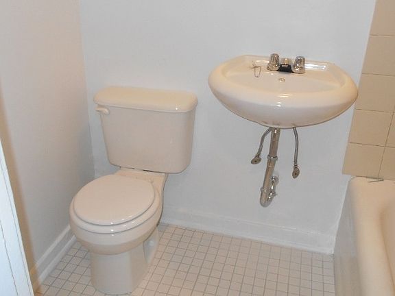 3rd image of 4060 N Kenmore Ave APT 303