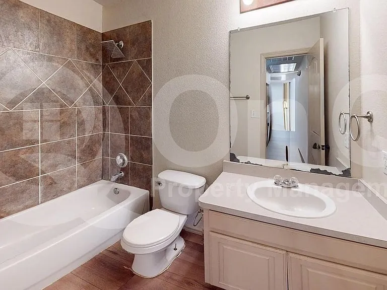 2335 N Elm St #1 — Photo 16