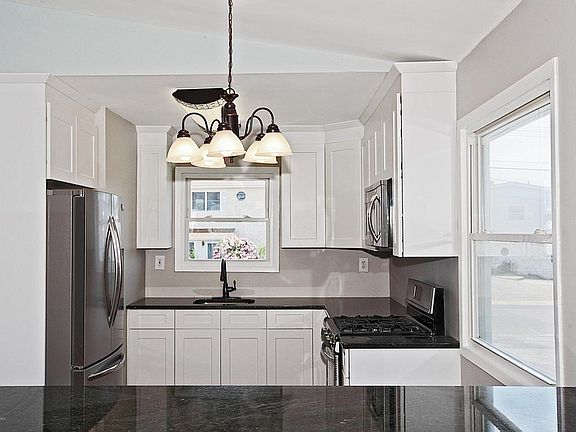 3rd image of 70 Archer Ave S