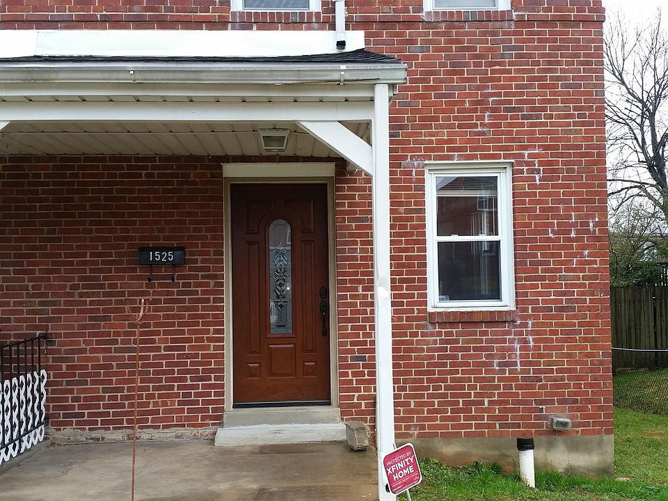 The front porch has a welcome home light that turns on as you approach.