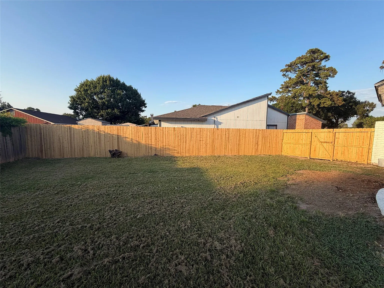 3 bed, 2.0 bath, 1558 sqft, $2,000 — Photo 2
