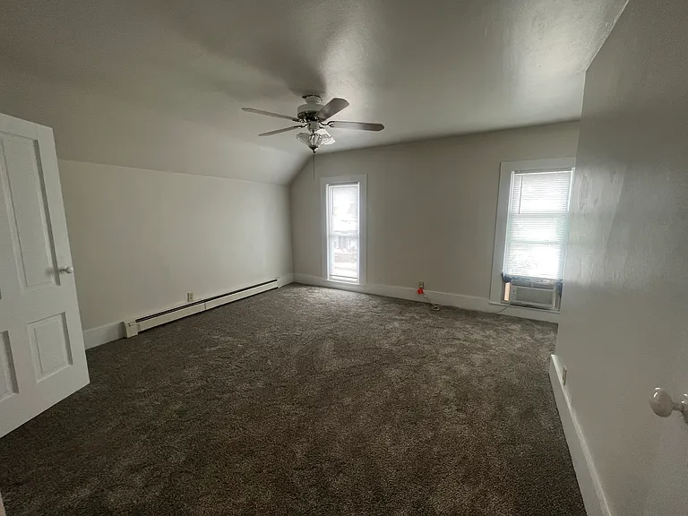 205 E Berry St — Photo 9