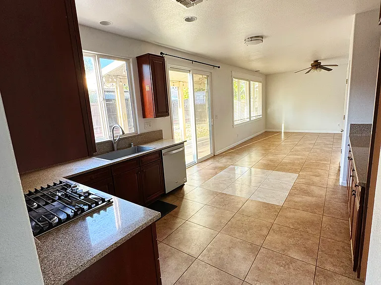 1421 Croydon Ct — Photo 7