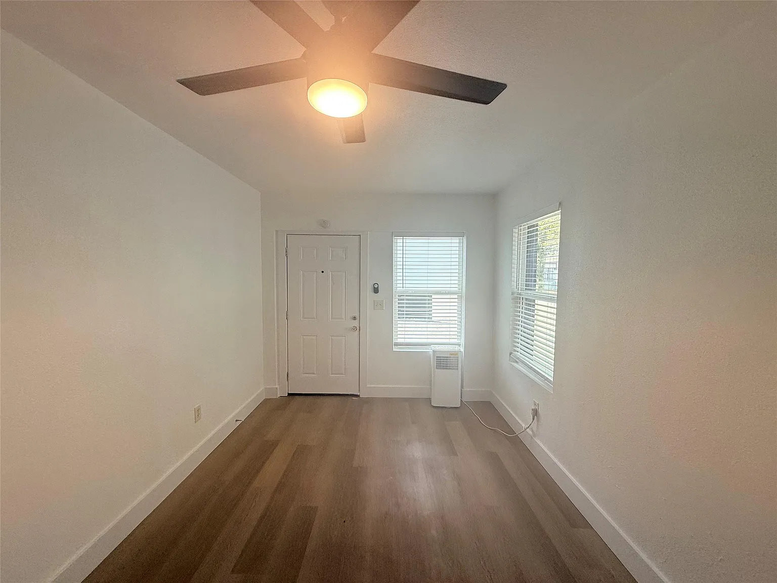 Studio, 1.0 bath, 600 sqft, $950 — Photo 4