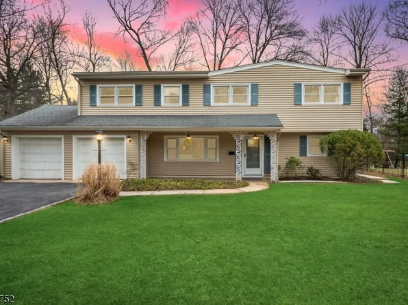 4 Holly Glen Lane North, Berkeley Heights Twp., NJ 07922