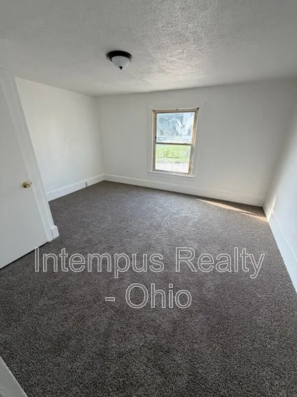 2 bed, 1.0 bath, 1088 sqft, $900 — Photo 2
