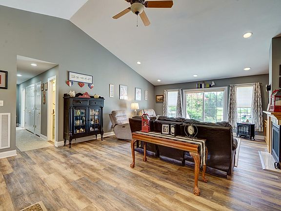 4th image of 527 Grace Stone Dr