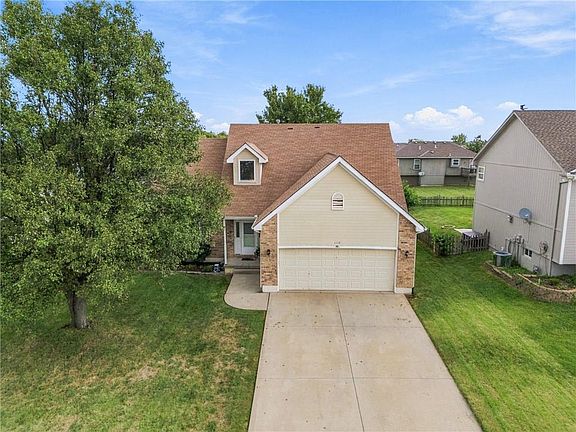 4th image of 1112 Camelot Dr