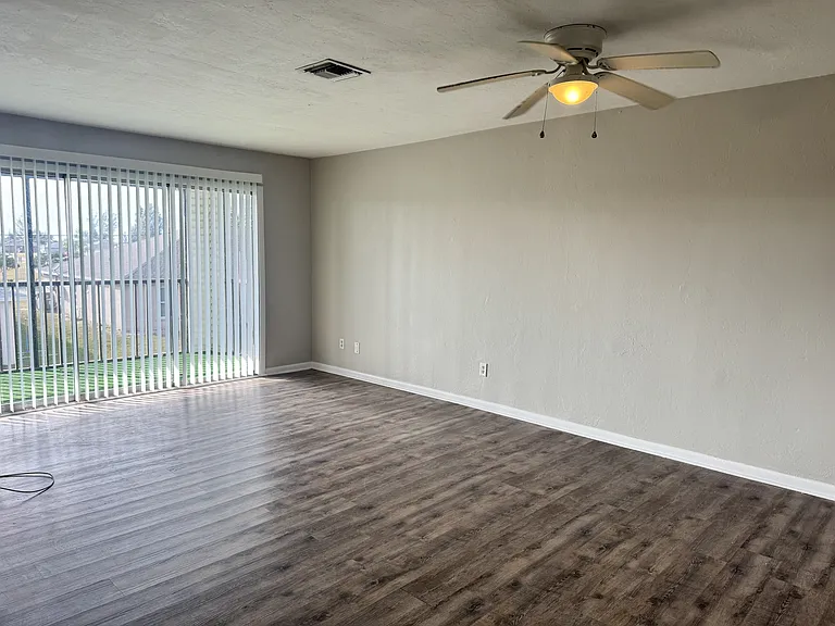 2826 SE Santa Barbara Pl — Photo 4