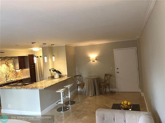 5th image of 1050 SE 15th St APT 204