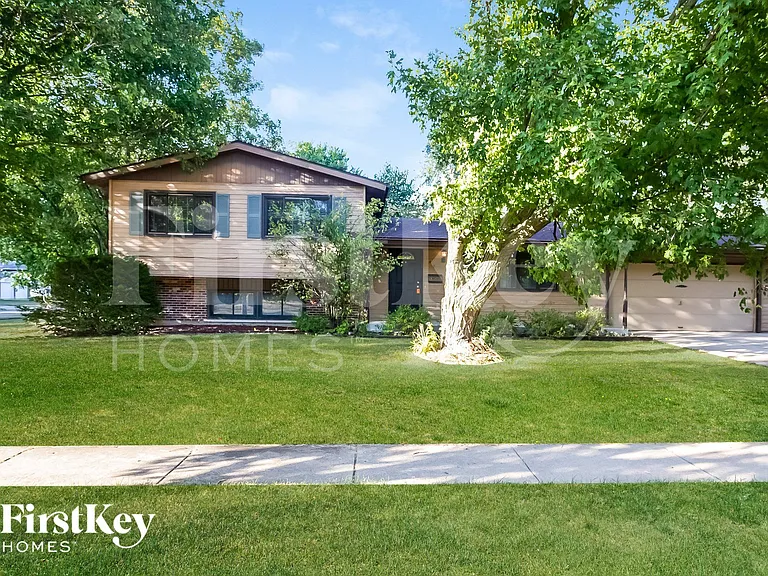148 Berkshire Dr — Photo 1