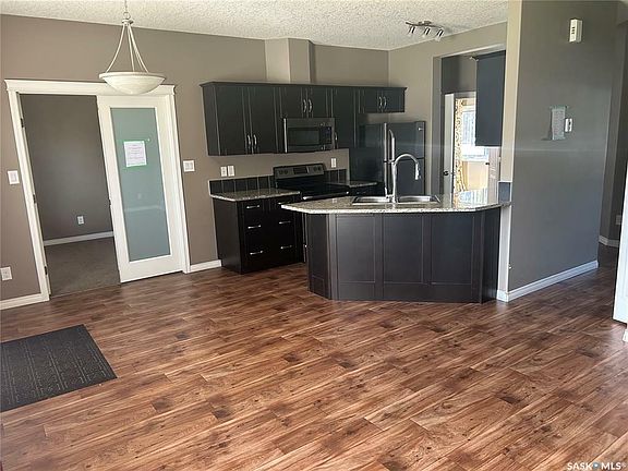 3rd image of 103 Klassen Cres #210