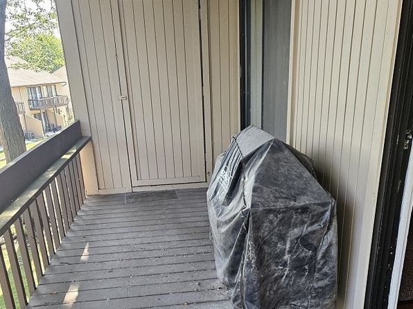 52 Oak Hill Colony APT 8, Fox Lake, IL 60020