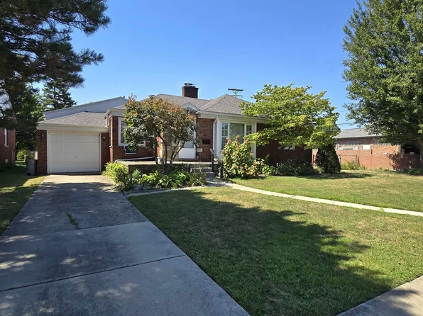22300 Edmunton St, Saint Clair Shores, MI 48080