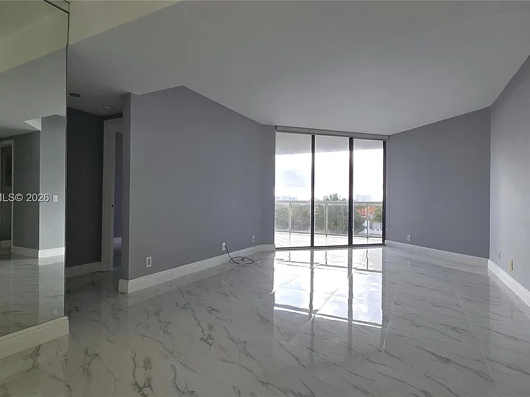 3610 Yacht Club Dr #615 — Photo 1