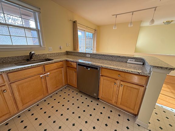 4th image of 2823 Barclay Way