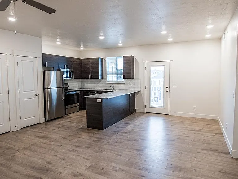 TRAIL HOLLOW APARTMENTS — Photo 4